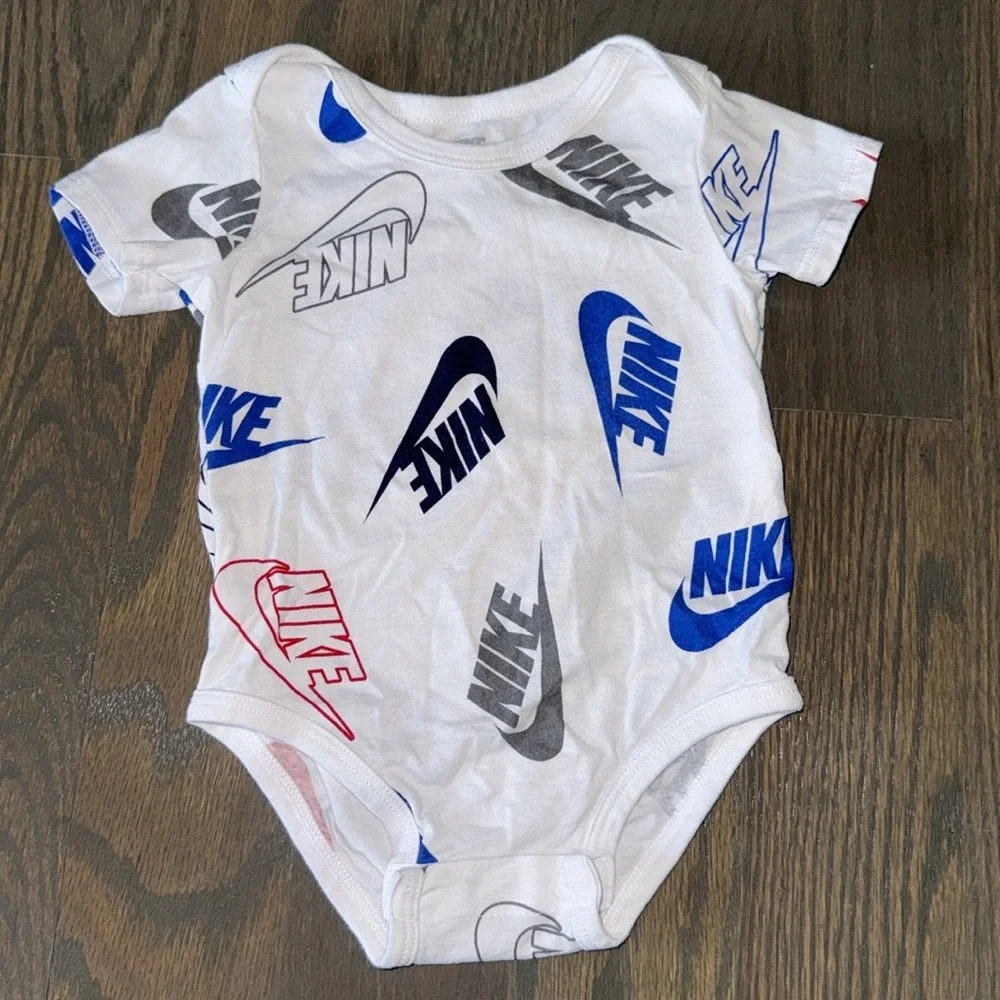 Nike Do It Short Sleeve Bodysuit & Shorts 2 Piece Set | 9M - Picture 3 of 8